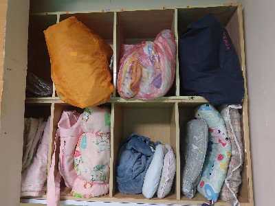華兒園分格收納的幼兒棉被與寢具