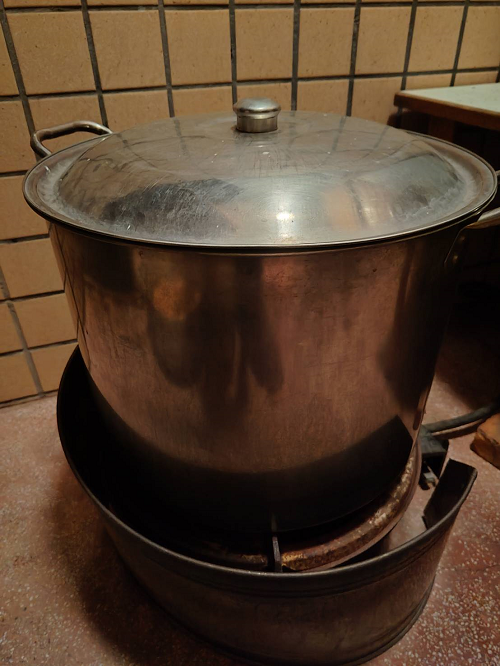 華兒園每日煮沸飲用水使用的鍋具