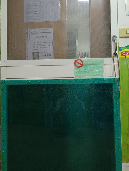 華兒園廚房出入口的防蟲紗門