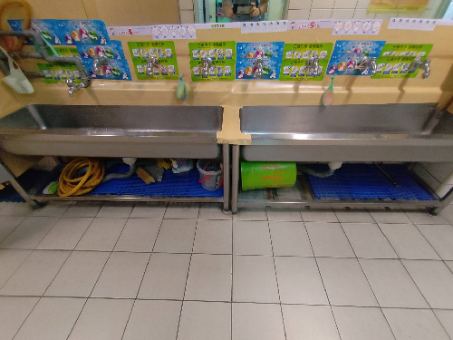華兒園幼兒使用的洗手台與整潔走道